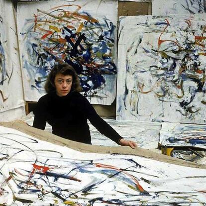 Joan Mitchell, en su estudio parisino en 1956.