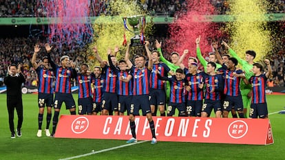 Busquets levanta el trofeo de la Liga ganada por el Barcelona sobre el césped del Camp Nou