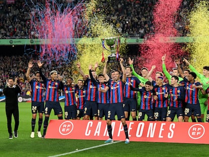 Busquets levanta el trofeo de la Liga ganada por el Barcelona sobre el césped del Camp Nou