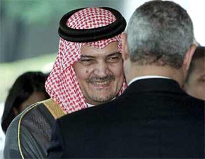 El príncipe Saud Al-Faisal, ministro árabe de Exteriores, habla con el secretario de Estado estadounidense, Colin Powell (de espaldas).