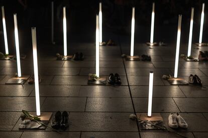 Unos cirios junto a pares de zapatos en el acto en memoria de las personas sin techo muertas este ultimo año.