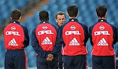 Hitzfeld da la charla a los jugadores del Bayern durante el entrenameinto de ayer en el Bernabéu.