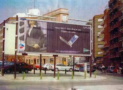 Fotografía realizada en abril de 2005 de la valla publicitaria de Clear Channel en la avenida de Pablo Iglesias.