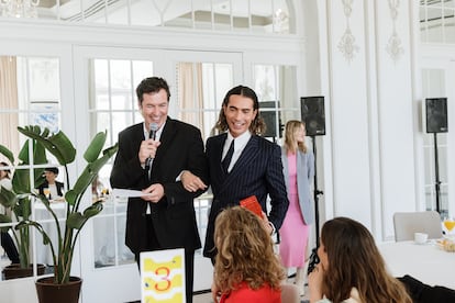 El presentador de la entrega, el actor Jorge Suquet, entrega uno de los premios junto al artista y diseñador Jorge Parra, también miembro del jurado del certamen.