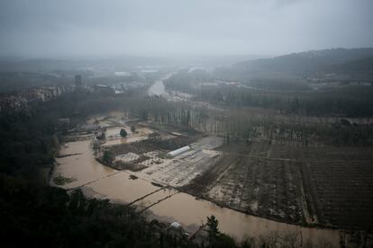 El río Tordera se ha desbordado en las últimas horas a su paso por Hostalric (Girona) tras el paso de la borrasca Gloria, este miércoles.