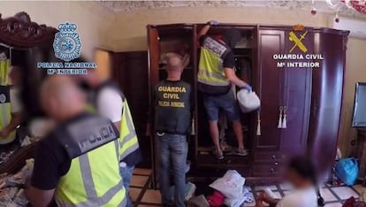 Agentes durante la operación contra un clan que distribuía heroína en Sevilla y Málaga.
