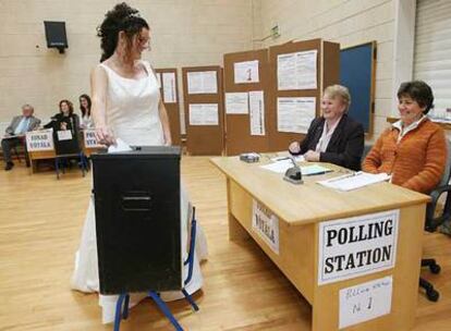 Bride Janine Down vota ayer, día de su boda, para las elecciones generales irlandesas.