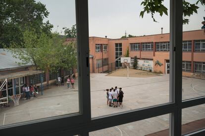 Alumnos en un instituto de Montcada i Reixac, Barcelona, en una imagen de archivo.