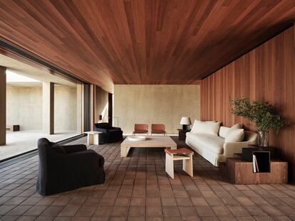 Un salón de Melides, Portugal, con el mobiliario creado por Vicent van Duysen para Zara Home. El rango de precios va desde los 199 euros de una lámpara a los 4.500 de la pieza más cara, el sofá de lino.