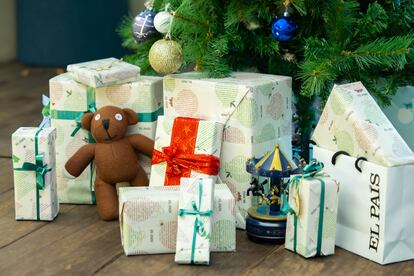 Ilustración de un árbol de Navidad con paquetes de regalo de EL PAÍS.