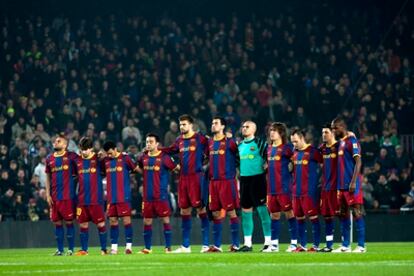 Los jugadores del Barcelona antes de empezar el partido contra el Málaga en el Camp Nou en la jornada 19 de Liga.