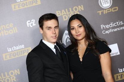 Louis Ducruet y su prometida, Marie Chevalier, anunciaron en noviembre de 2018 su compromiso. El hijo de Estefanía de Mónaco y su entonces guardaespaldas, Daniel Ducruet, se casará el próximo verano en una doble boda, tanto civil como religiosa, que se celebrará en la catedral de Mónaco. La pedida de mano tuvo lugar en una playa de Vietnam.