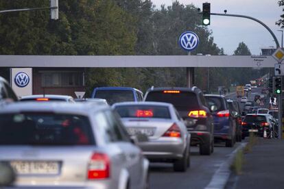 Coches entrando a la fábrica de Volkswagen en Wolfsburg, Alemania