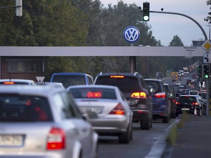 Coches entrando a la fábrica de Volkswagen en Wolfsburg, Alemania