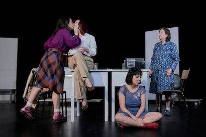 Escena de 'Top Girls', obra de Caryl Churchill que pone en escena las opresiones vividas por 16 mujeres de diferentes partes del mundo,