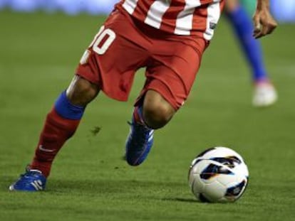 Oliver conduce el balón en su debut en Liga ante el Levante.