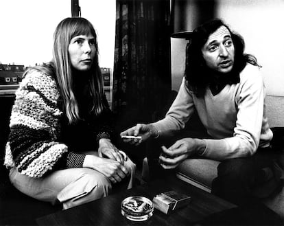 Joni Mitchell, junto a su mánager, Elliot Roberts, en Ámsterdam en 1972.