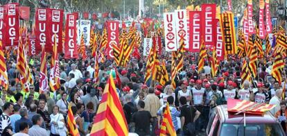 Participantes de la manifestación convocada en Barcelona, bajo el lema unitario de "Així no" (Así no)