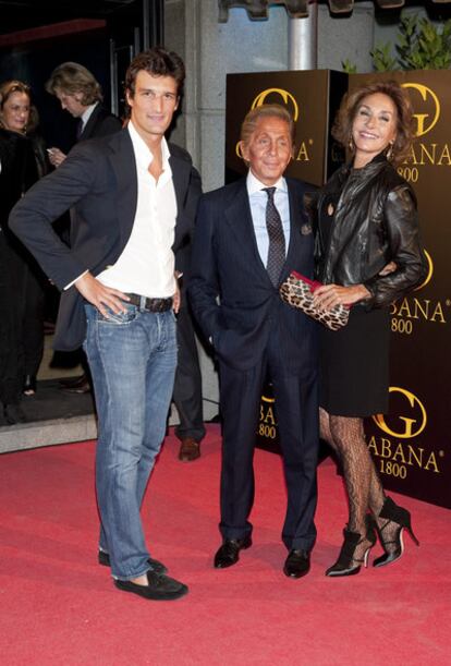 Rafa Medina junto a su madre, Nati Abascal, y a su invitado Valentino