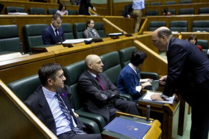 Patxi López (a la izquierda) y el consejero de Interior, Rodolfo Ares, hablan con el parlamentario del PP Carlos Urquijo en un momento del pleno de ayer en la Cámara de Vitoria.