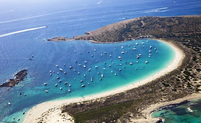 Panorámica de la playa de S'Alga, en Formentera.