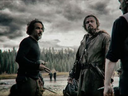 Alejandro González Iñárritu y Leonardo DiCaprio charlan con el director de fotografía Emmanuel Lubezki en 'El renacido'.