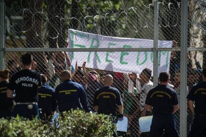 Los migrantes gritan &quot;libertad&quot;, durante una protesta para exigir mejores condiciones y proceso administrativo m&aacute;s r&aacute;pido sobre su solicitud de asilo en Kiskunhalas (Hungr&iacute;a), el 1 de junio de 2016. 