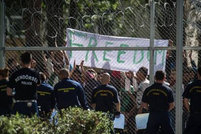 Los migrantes gritan "libertad", durante una protesta para exigir mejores condiciones y proceso administrativo más rápido sobre su solicitud de asilo en Kiskunhalas (Hungría), el 1 de junio de 2016.