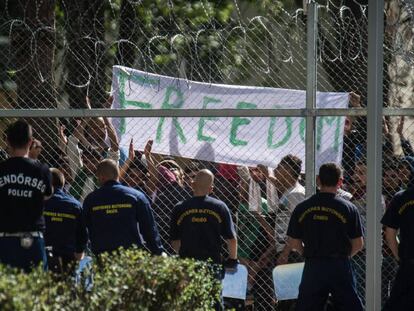 Los migrantes gritan &quot;libertad&quot;, durante una protesta para exigir mejores condiciones y proceso administrativo m&aacute;s r&aacute;pido sobre su solicitud de asilo en Kiskunhalas (Hungr&iacute;a), el 1 de junio de 2016. 