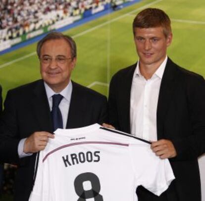 Florentino Pérez presenta en julio a Toni Kroos, uno de sus grandes fichajes de la temporada