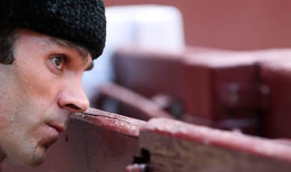 José Tomás sigue la lidia desde el burladero en la Feria del Aniversario de la plaza de Las Ventas de Madrid en 2008