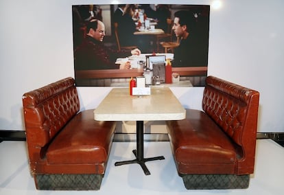 Entre los espacios que se recrean se encuentra la mesa y los sillones que Seinfeld y George solían compartir en el Monk's Cafe.