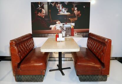 Entre los espacios que se recrean se encuentra la mesa y los sillones que Seinfeld y George solían compartir en el Monk's Cafe.