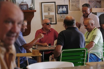 Domingo Tomás asiste a una partida de dominó en el bar La Campana tras la agresión sufrida en Torre Pacheco (Murcia). 