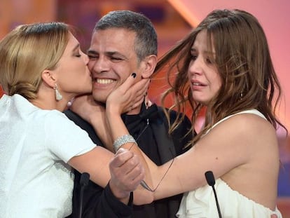 Abdellatif Kechiche, junto a las actrices Adèle Exarchopoulos y Léa Seydoux, que lo besa al recibir la Palma de Oro.