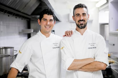 Javier y Luis Antonio Carcas en la cocina de su restaurante Casa Pedro, de Zaragoza.