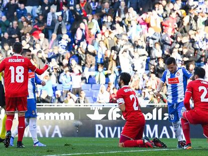 El árbitro expulsa a Pareja, tras señalar penalti.