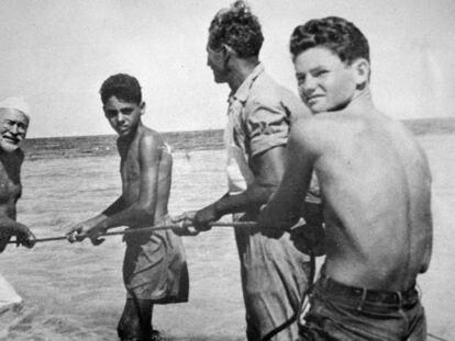 Ernest Hemingway en 1950 junto a su amigo Gregorio Fuentes, en quien se inspiró para escribir 'El viejo y el mar'