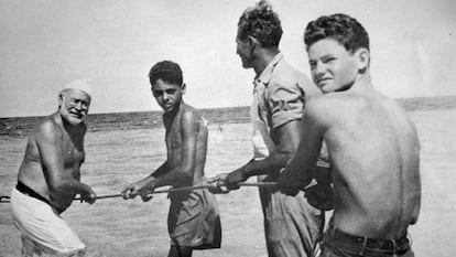 Ernest Hemingway en 1950 junto a su amigo Gregorio Fuentes, en quien se inspiró para escribir 'El viejo y el mar'