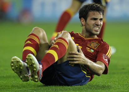 Cesc se duele en el suelo tras recibir un golpe.