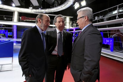 El periodista Iñaki Gabilondo junto al juez Baltasar Garzón y el ministro del Interior, Alfredo Pérez Rubalcaba, momentos antes del comienzo del último programa de Gabilondo en CNN+.