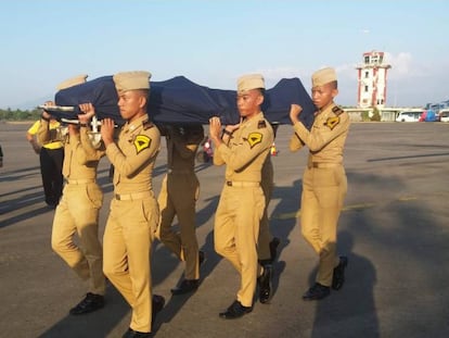 El controlador aéreo fallecido es trasladado a un hélicóptero tras el funeral, celebrado en Macasar, en el sur de la isla de Célebes.