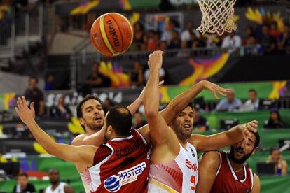 Spain’s Pau Gasol (l) and Felipe Reyes in action against Egypt on Sunday.