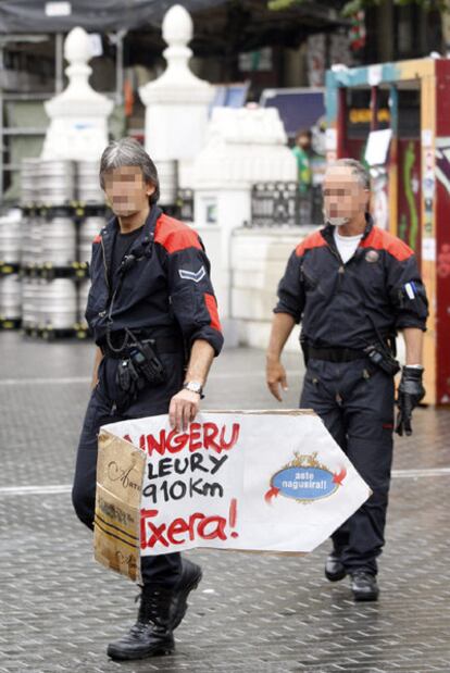 <i>Ertzainas</i> retiran carteles sobre presos de ETA.