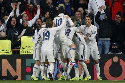 Los jugadores del Real Madrid celebran el tanto de Casemiro.