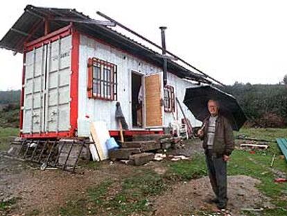 Un prejubilado vive en un contenedor de RENFE