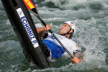 Echániz salva un susto con su kayak durante su descenso en la final de slalom.
