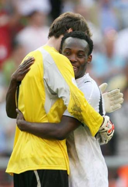 El jugador de la selección de Ghana Michael Essien abraza al portero de la República Checa, Peter Cech.