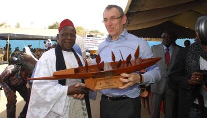 El comisario Piebalgs, en Dakar, junto a uno de los socios de una cooperativa de pesca.