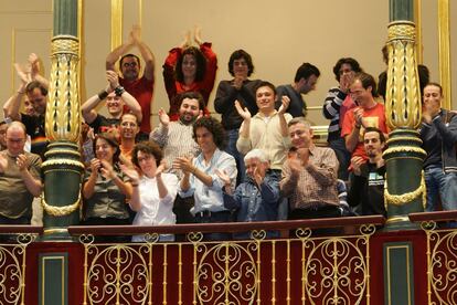 Boti García Rodrigo (tercera por la derecha), su pareja, la presidenta de la Federación Estatal de Lesbianas, Gays, Transexuales y Bisexuales, Beatriz Gimeno (quinta por la derecha), el concejal socialista del Ayuntamiento de Madrid, Pedro Zerolo (cuarto por la derecha), y otros representantes de colectivos gays, en la tribuna del hemiciclo del Congreso de los Diputados, aplaudiendo tras la aprobación de la ley sobre el matrimonio homosexual y la reforma del divorcio, promovida por el PSOE.